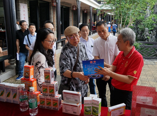 潘高壽傳統中藥文化傳承人盧其福向市民仔細講解3-1.jpg